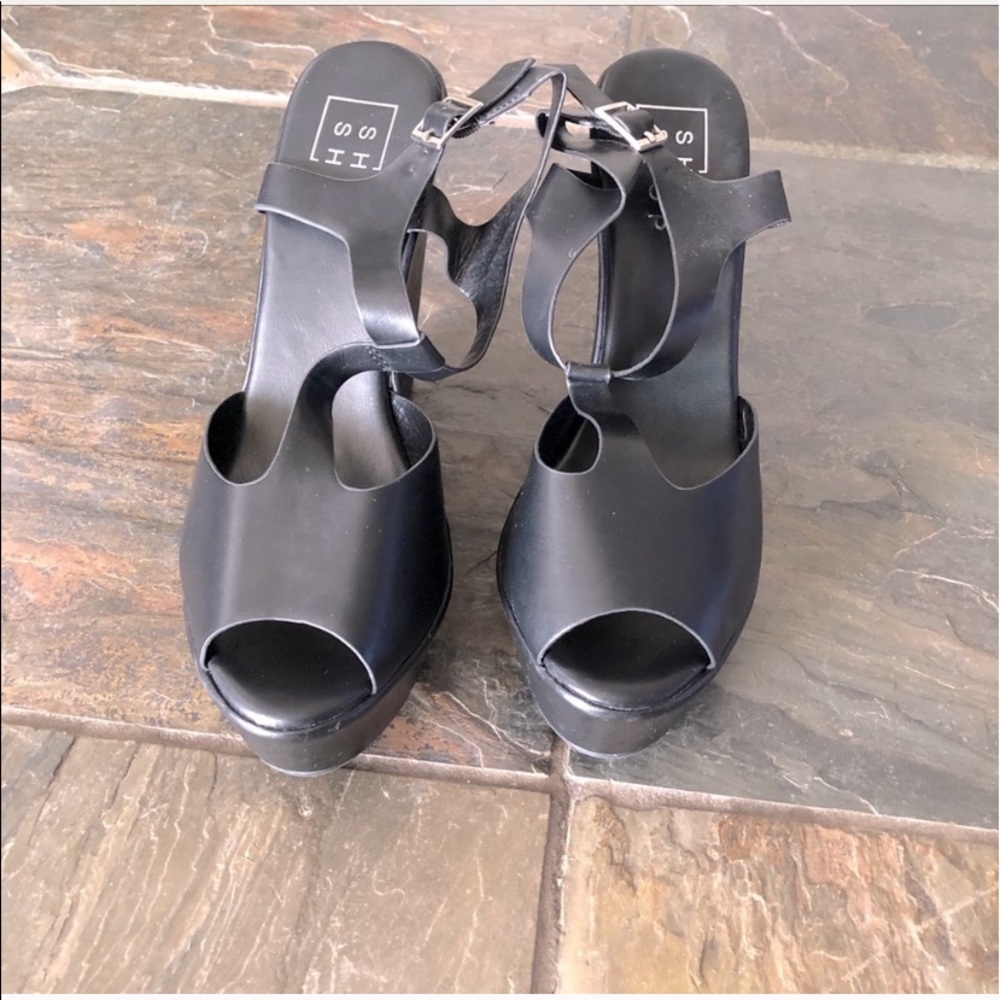 Shu Shop blk peep toe wedge